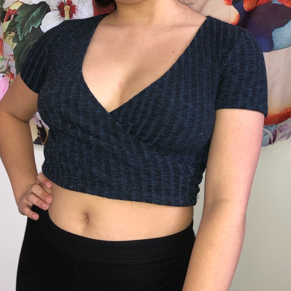 ⭐️F21 surplice crop top - Picture 5 of 5